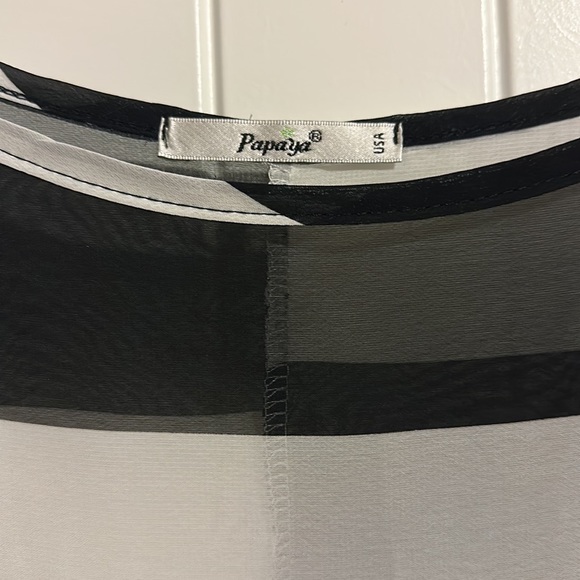 🗣️3 for 15! B&W striped tunic top - Picture 2 of 6